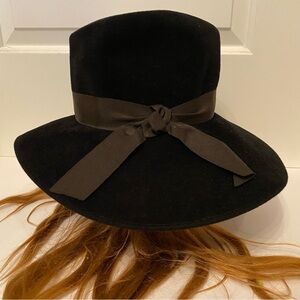 MADCAPS HAT BLACK TALL FEDORA PLUSH VELOUR FEEL ONE SIZE OS RIBBON BOW MOB WIFE